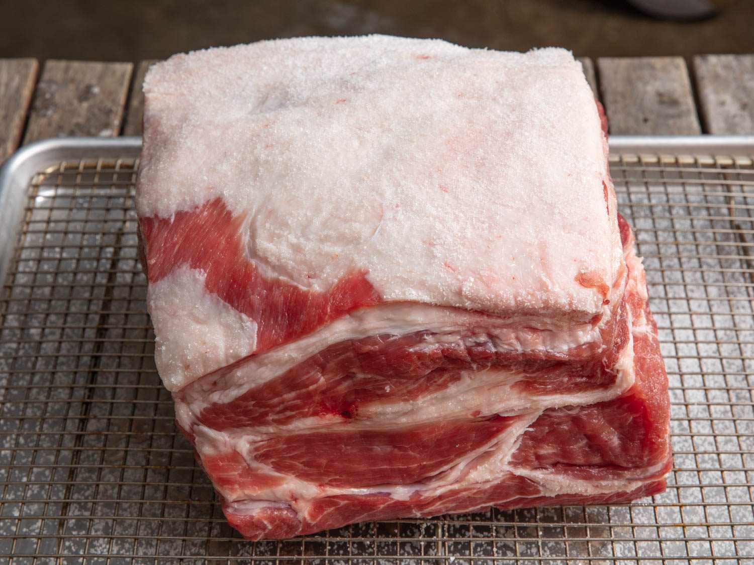 特写的猪屁股烤在金属架内衬烤盘。