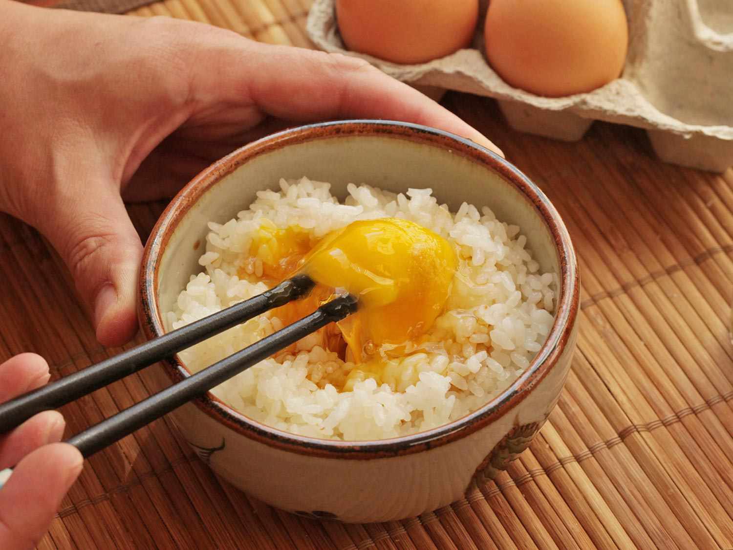 用筷子把鸡蛋和米饭搅匀，做成煎蛋