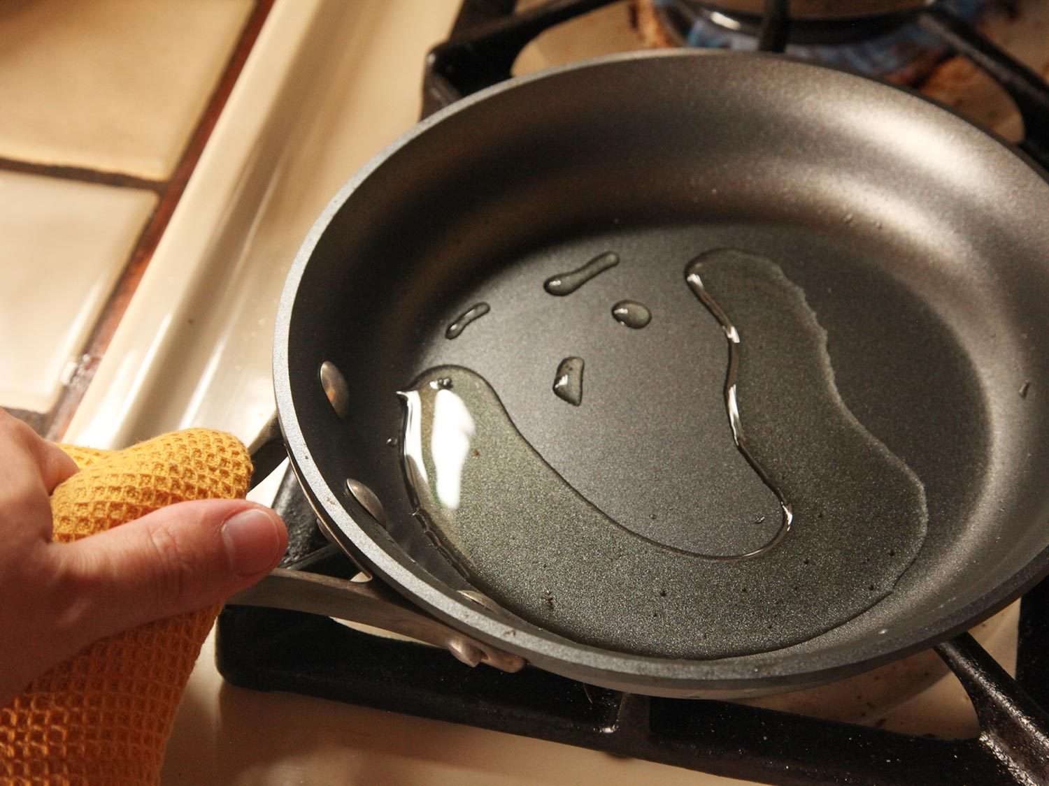 往不粘锅里加油。