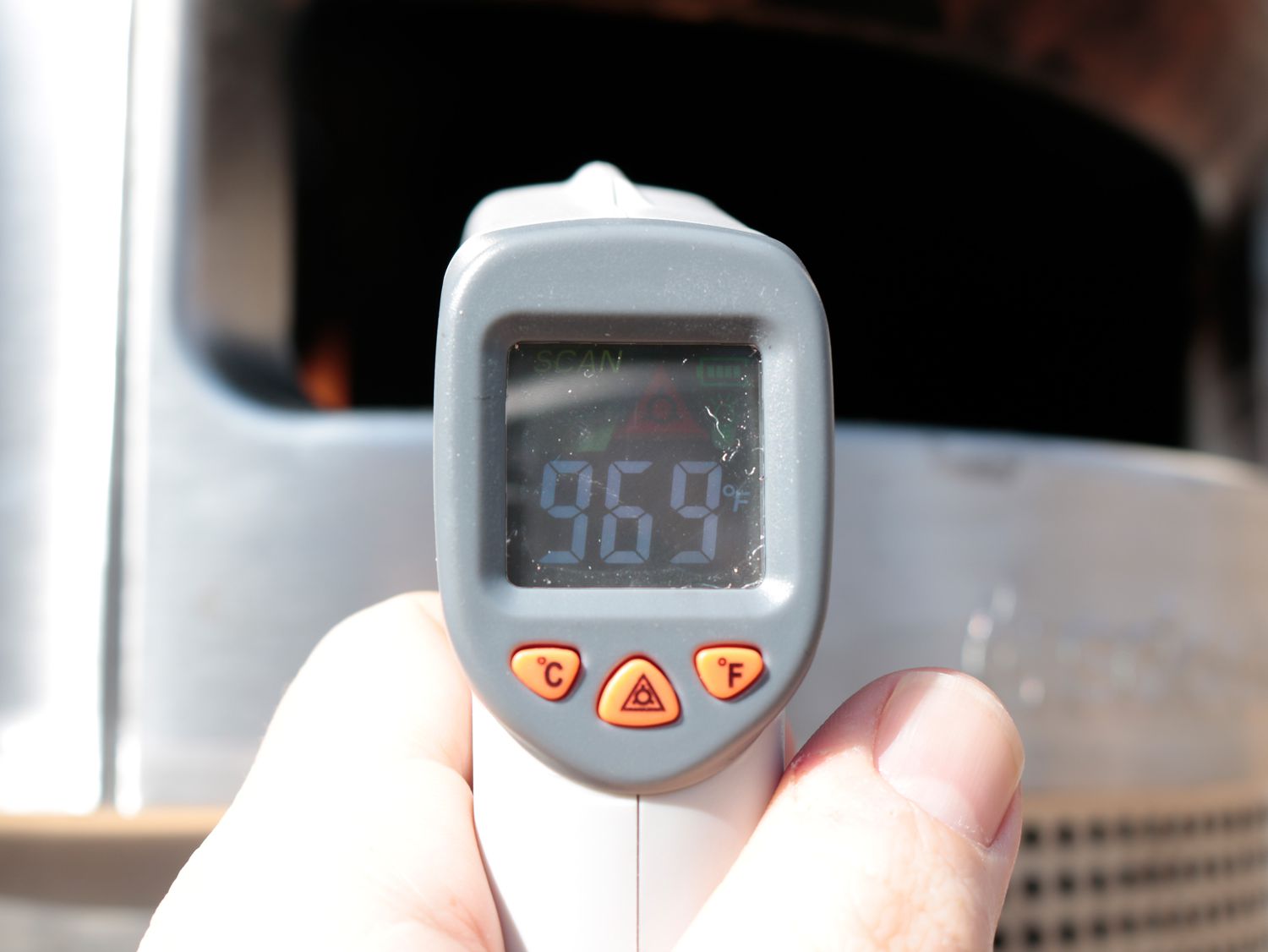 一个红外温度计读取969ºF