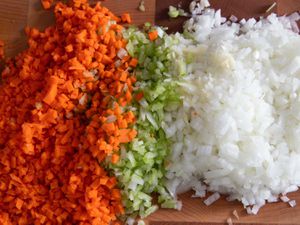 开云体育波胆调味蔬菜成分;切碎的胡萝卜,芹菜,洋葱切成段。
