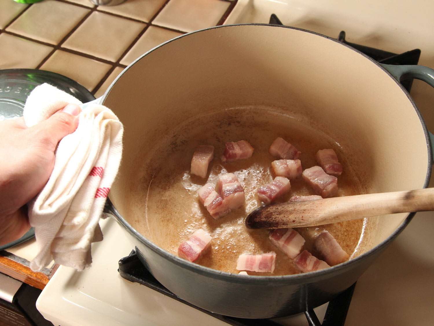 在荷兰烤炉里把五花肉切丁，用来做豆焖肉。
