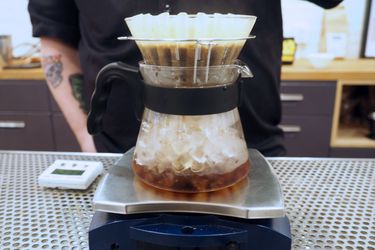 日本风格的冰咖啡，在一个杯子上用冰冲泡而成。