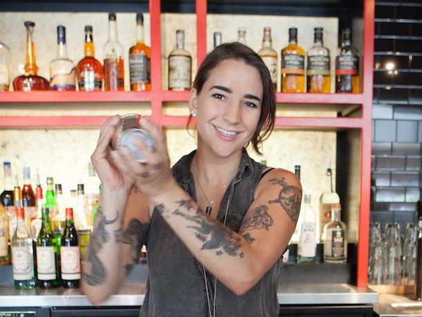 20140421-bartender-Serena in Action 3_Marie Buck horz.jpg＂>
          </noscript>
         </div>
        </div>
        <figcaption id=