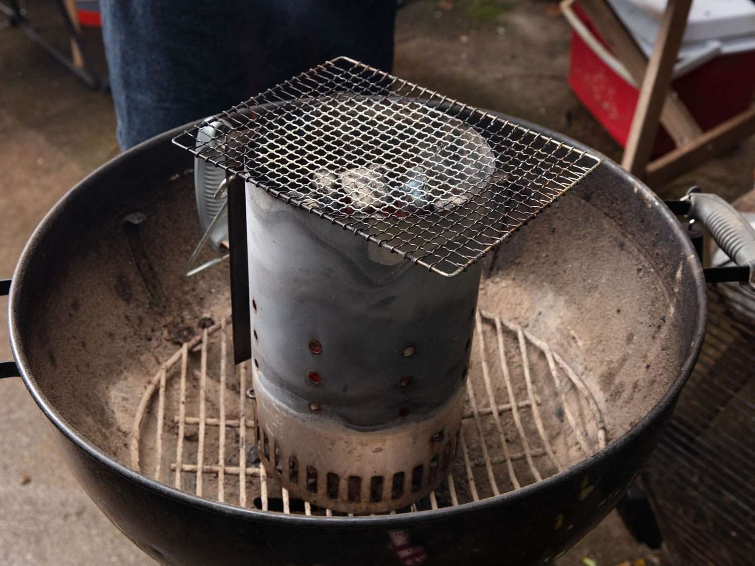 铁丝架:放在装满煤的烧水壶烤架上的烟囱起动器上的铁丝架