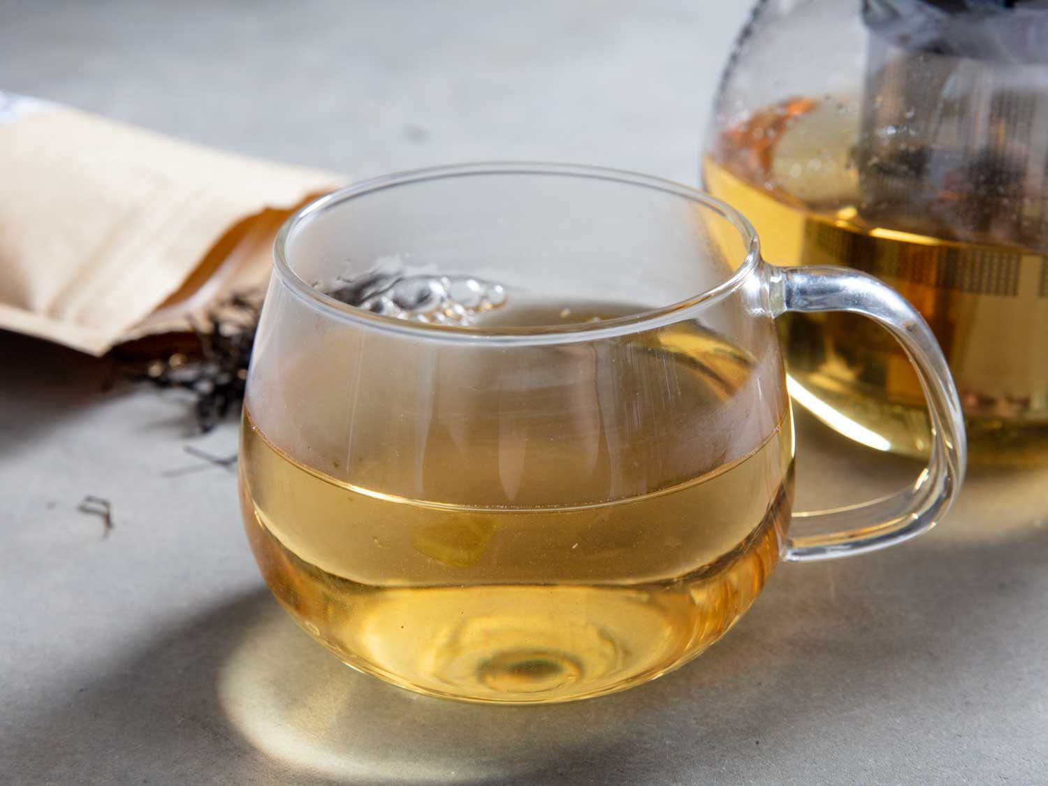 大密西西比茶叶公司(The Great Mississippi tea Company)的有柄红茶玻璃杯，背景是散装红茶和一瓶茶