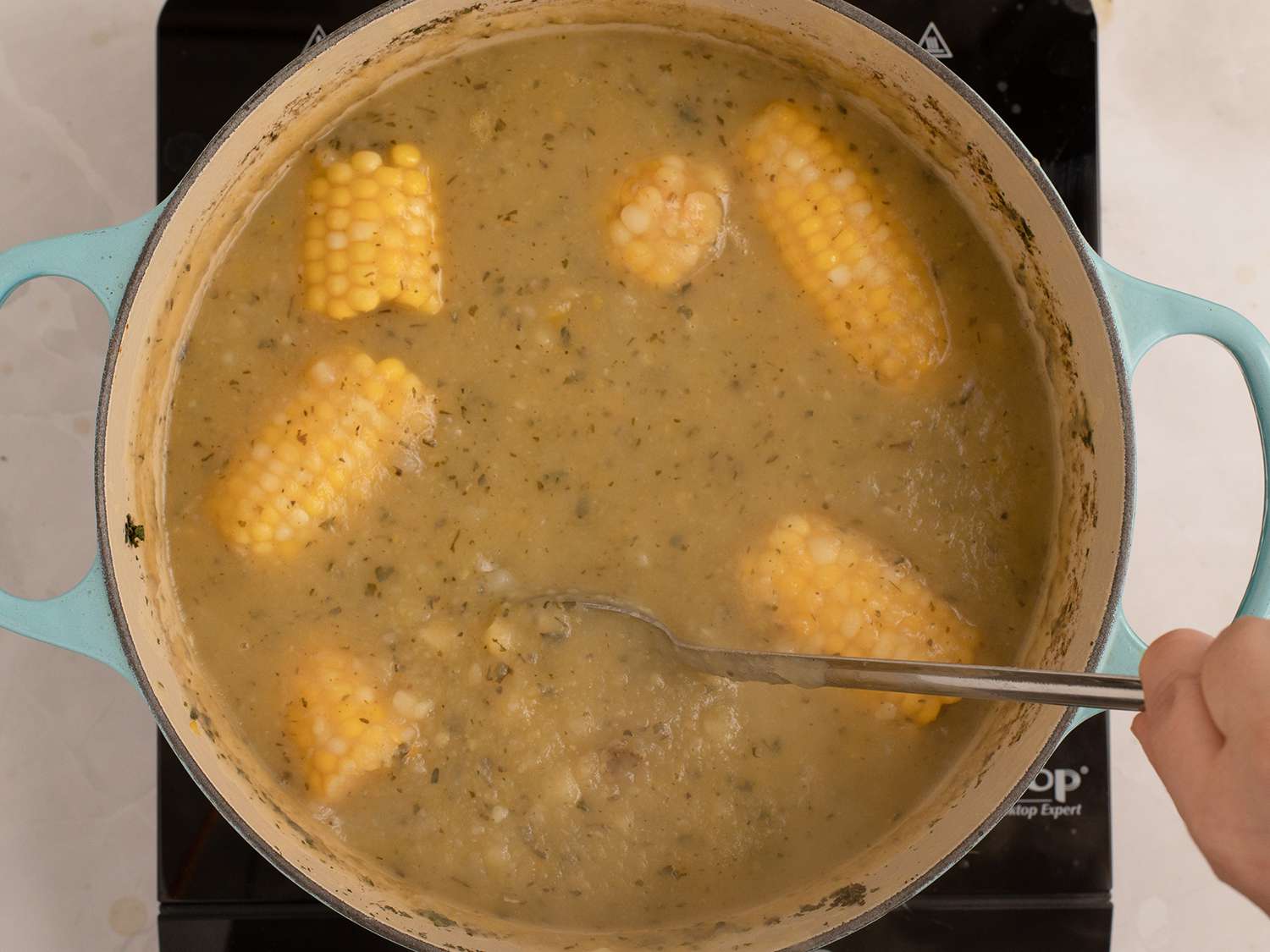 一锅玉米棒汤。