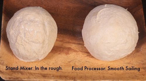 两批纽约风格的披萨面团:一批在搅拌器里刚揉过，就会撕裂(左图)，另一批在食品加工机里揉过，形成光滑的面团(右图)。gydF4y2Ba