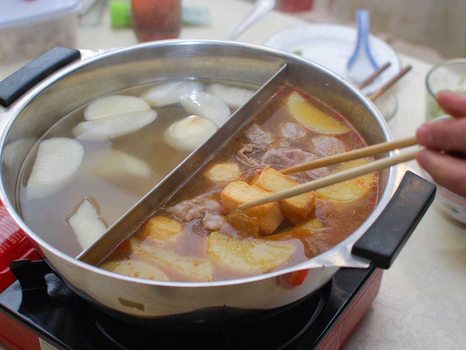 在中国火锅里蘸豆腐。gydF4y2Ba