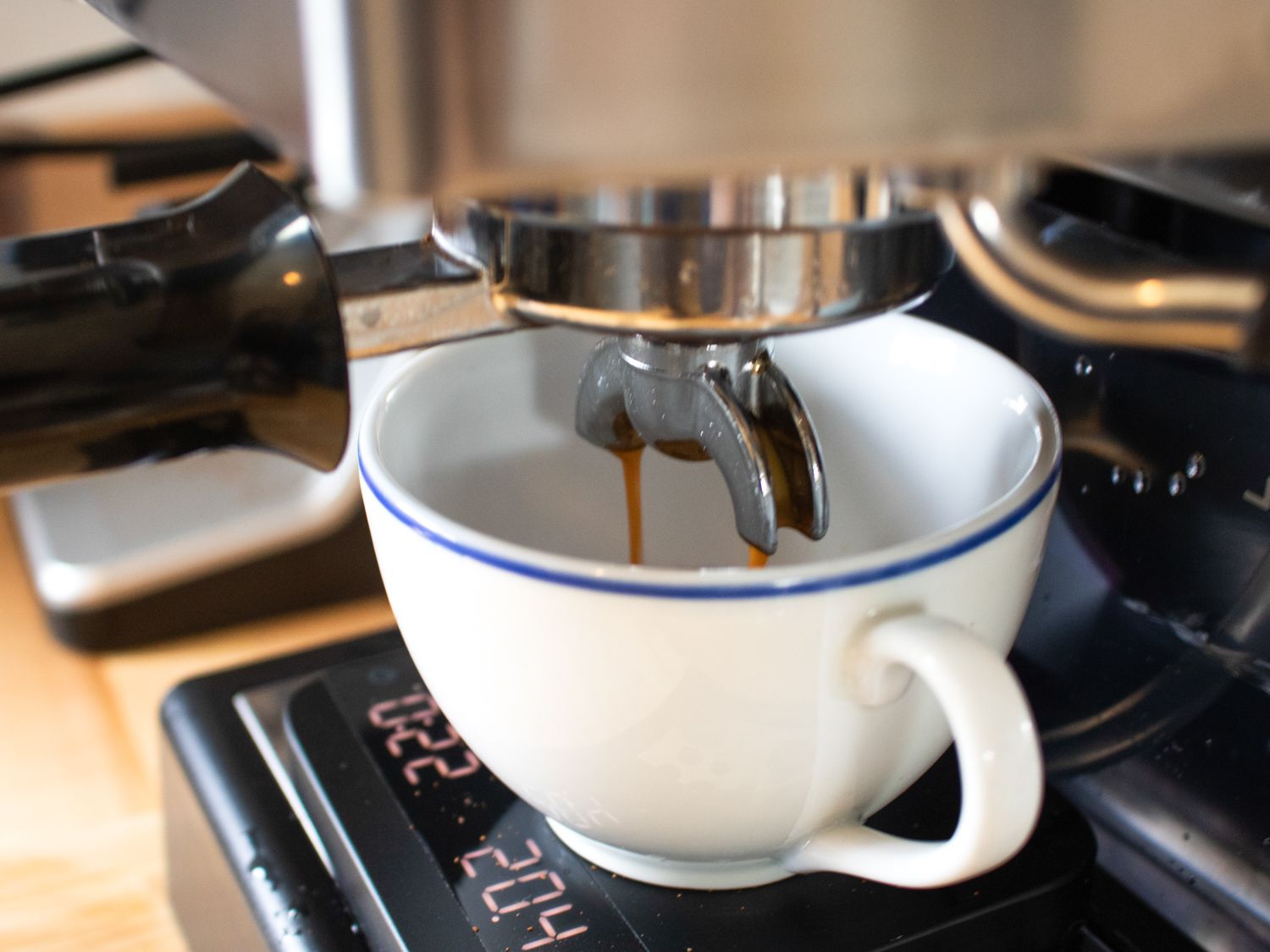 吉亚的浓咖啡被经典的专业咖啡机