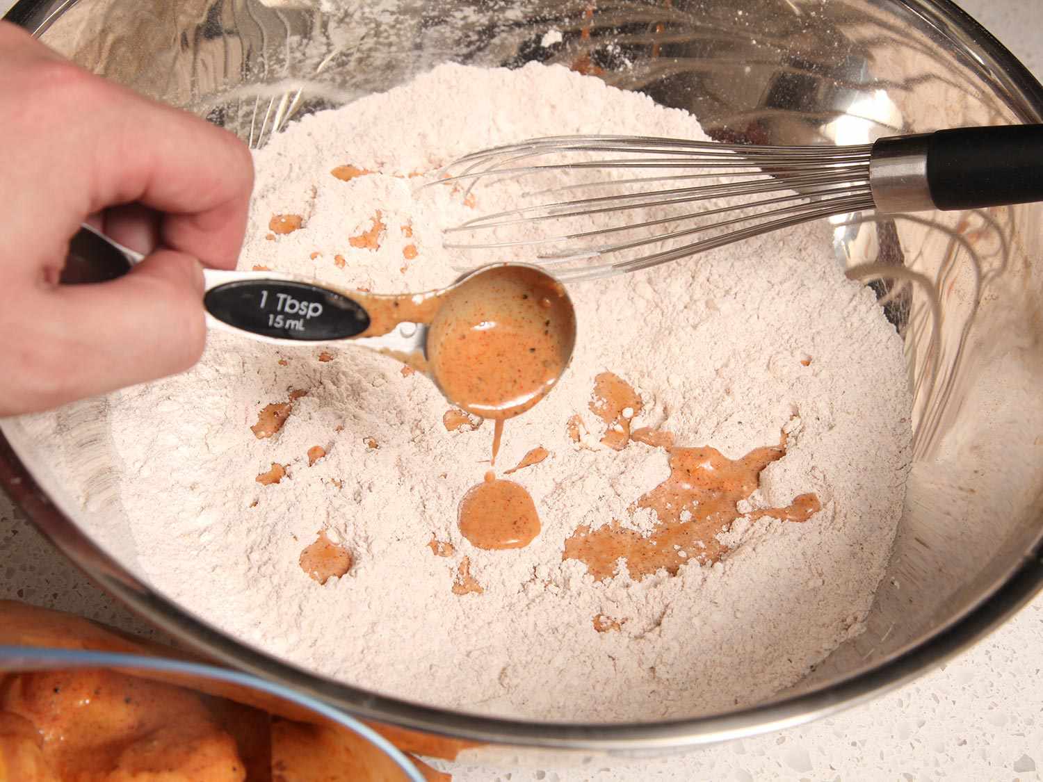 将一勺盐添加到面粉混合物