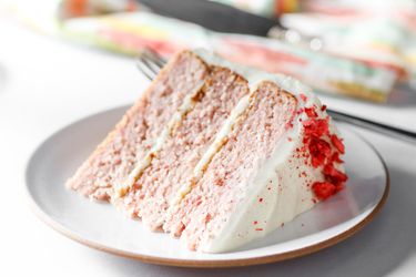 楔形的草莓夹心蛋糕放在一个白盘子里