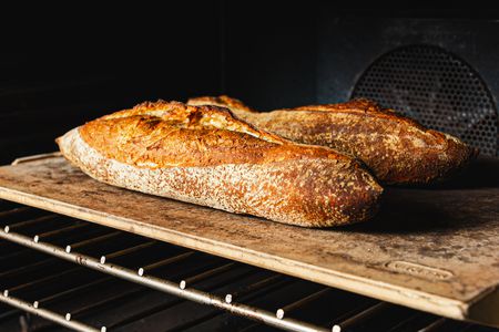 面包在烤箱烤石