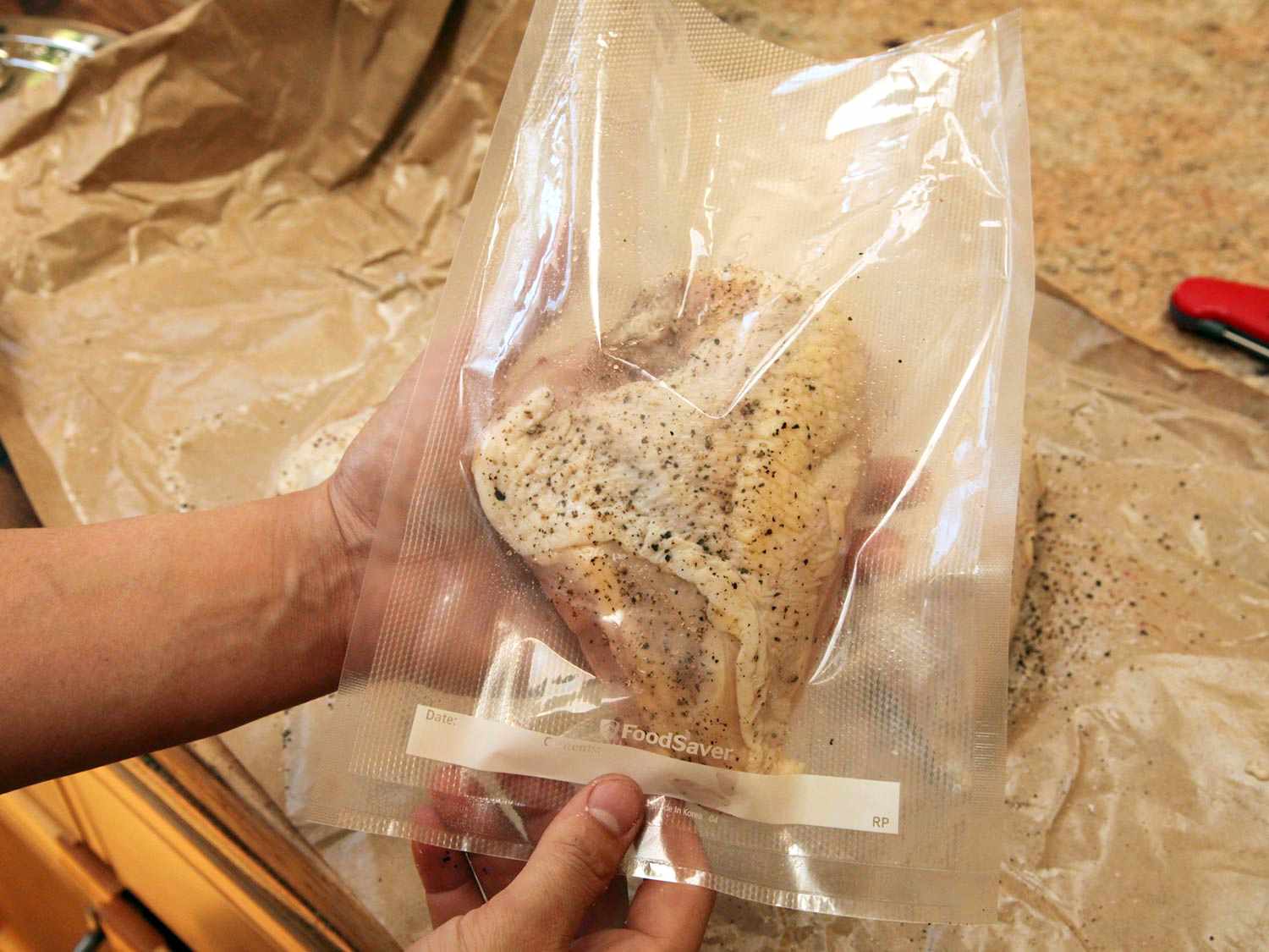 经验丰富的鸡胸肉烹饪真空之前在一个真空密封袋里
