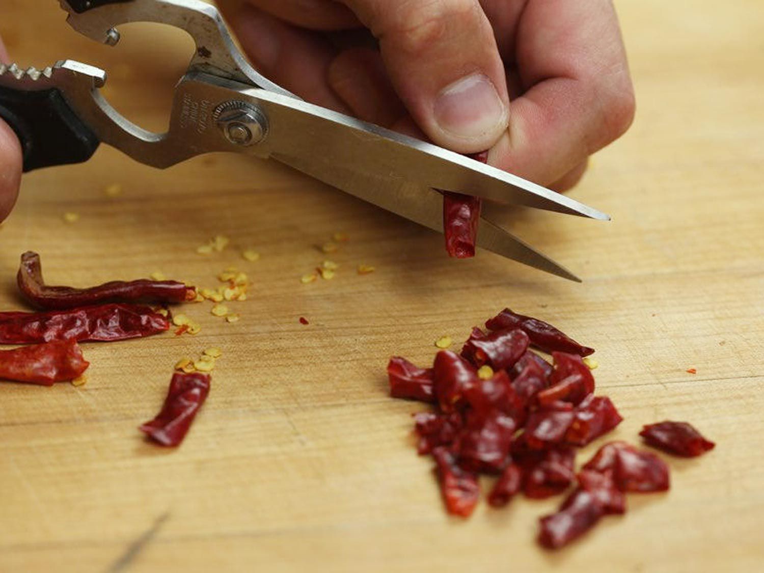 用剪刀把小的干红辣椒切成小块。gydF4y2Ba