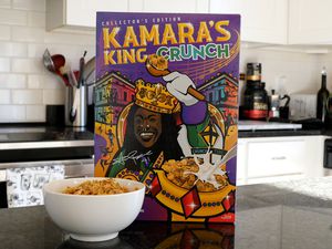 麦片盒Kamara国王紧缩在柜台前一碗麦片