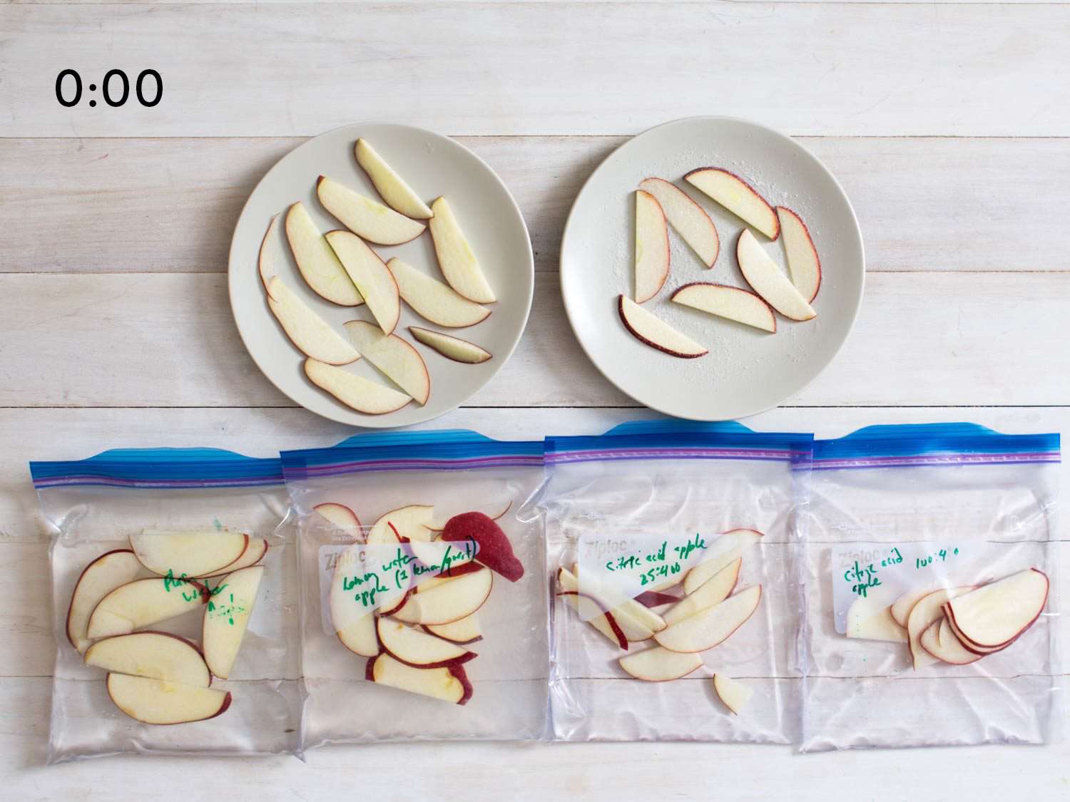 在0分钟和0秒时，比较袋装切好的苹果。