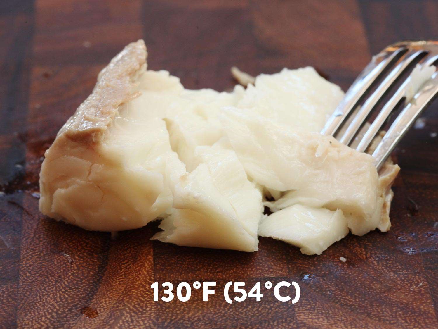 一块真空烹调到130华氏度的大比目鱼，用叉子把它切成薄片。gydF4y2Ba