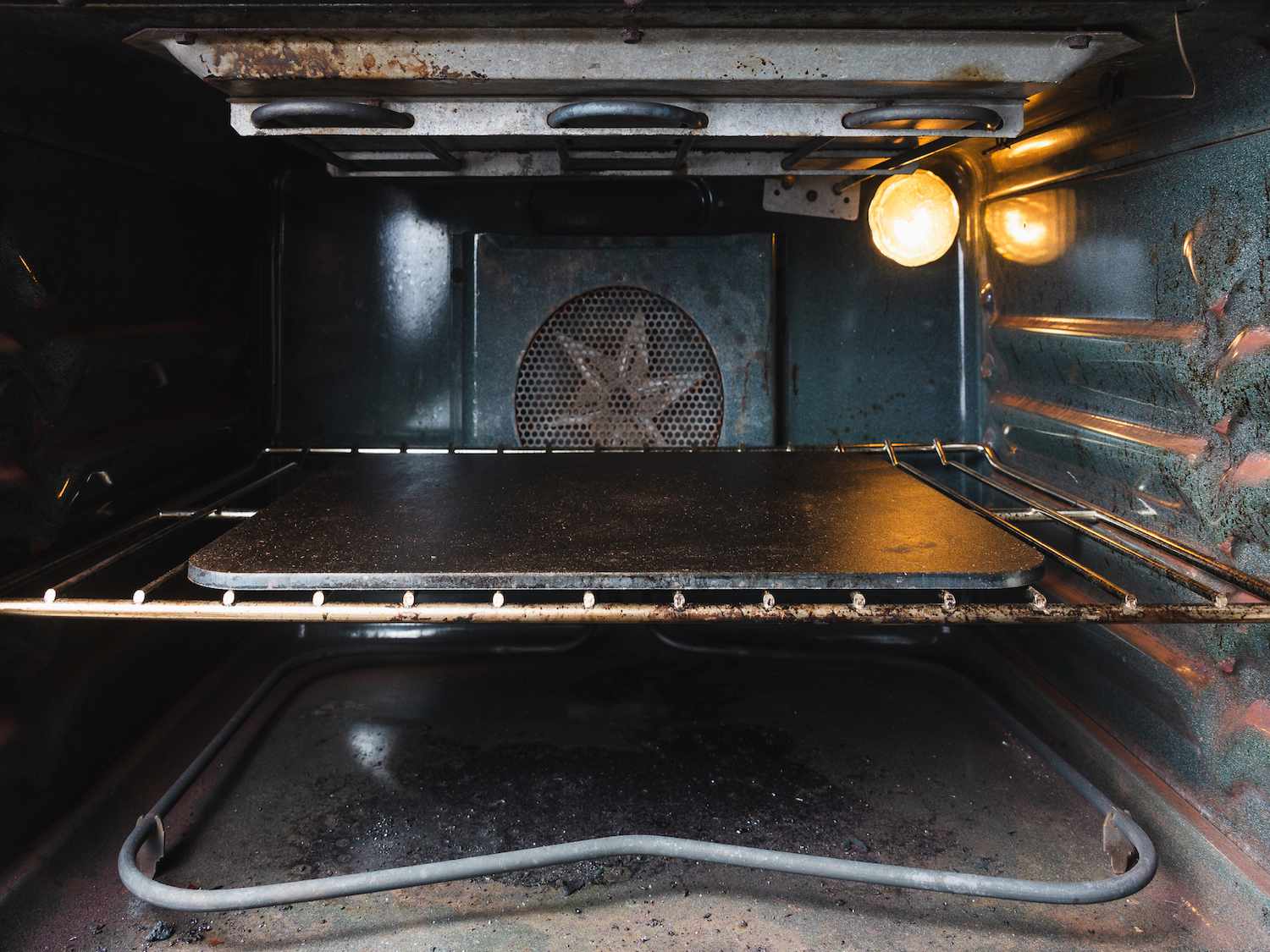 烘箱中下架烤钢预热。