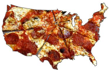 美国地图上覆盖着切片意大利辣香肠披萨的图片说明。