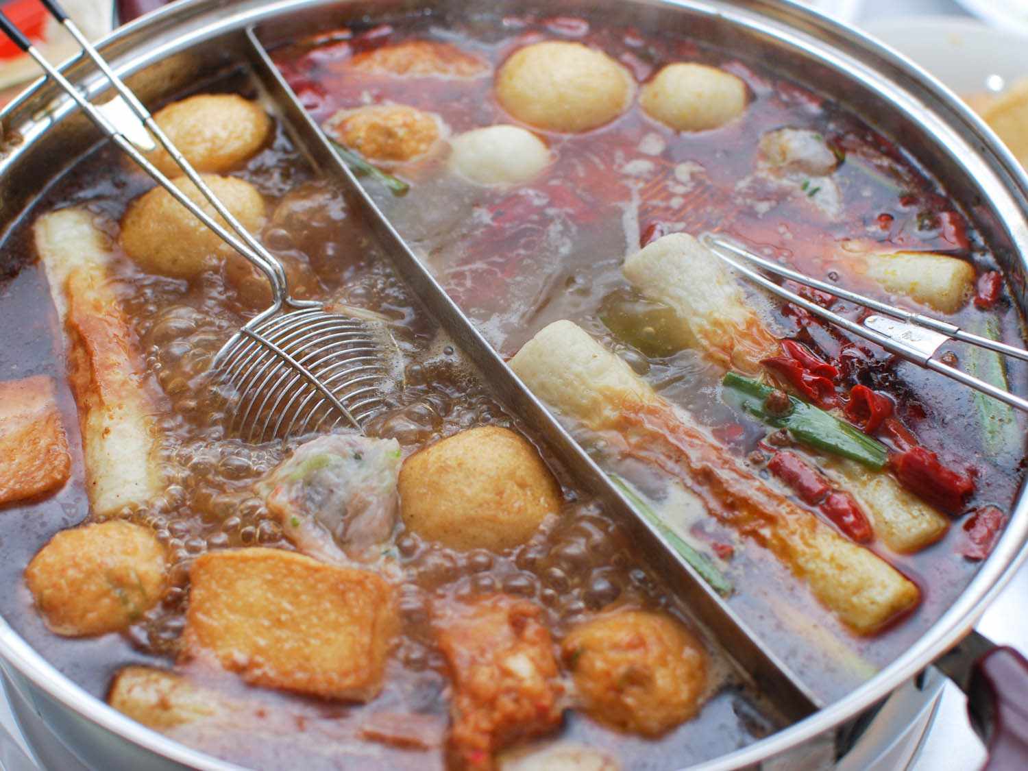中国火锅，里面有煨汤、鱼丸、豆腐和蔬菜gydF4y2Ba