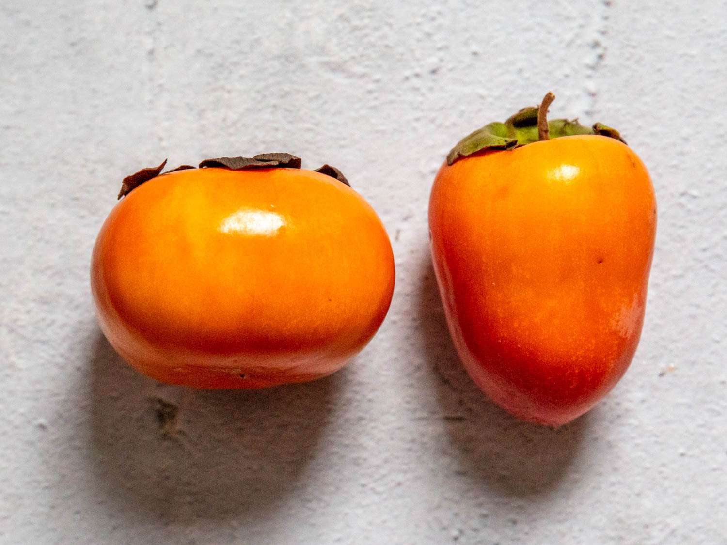 左边:富裕县柿子。在右边,tsurunoko柿子。
