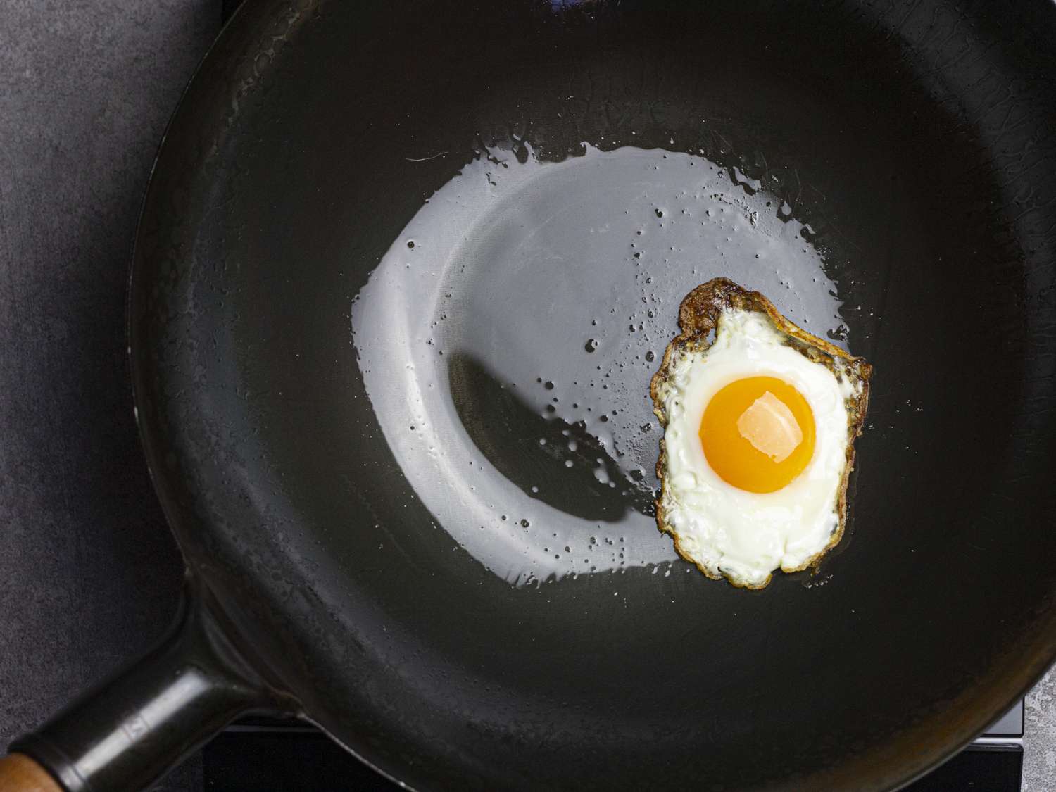 洋方锅里的煎蛋。