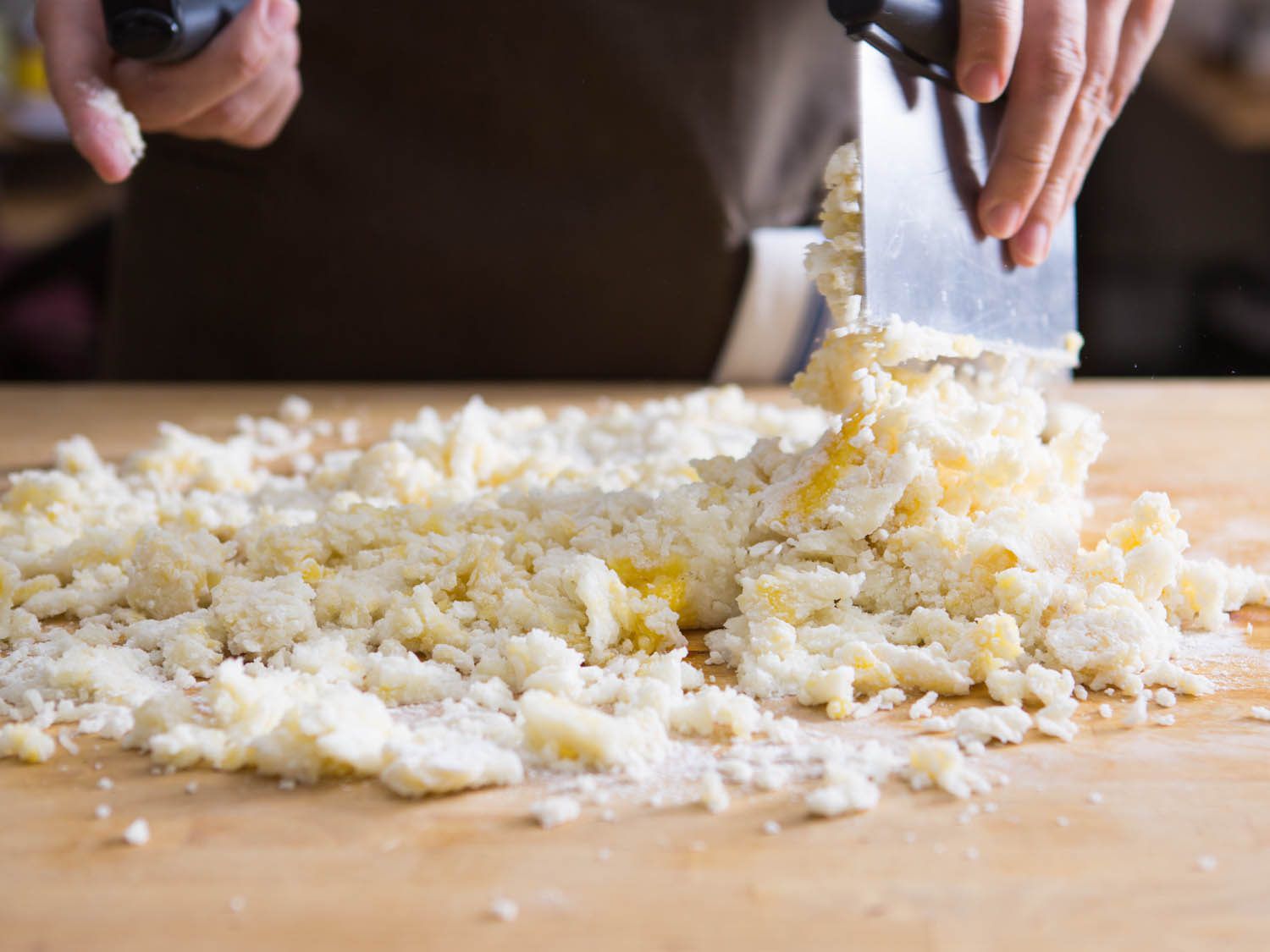 使用台式刮刀面粉切成土豆团子