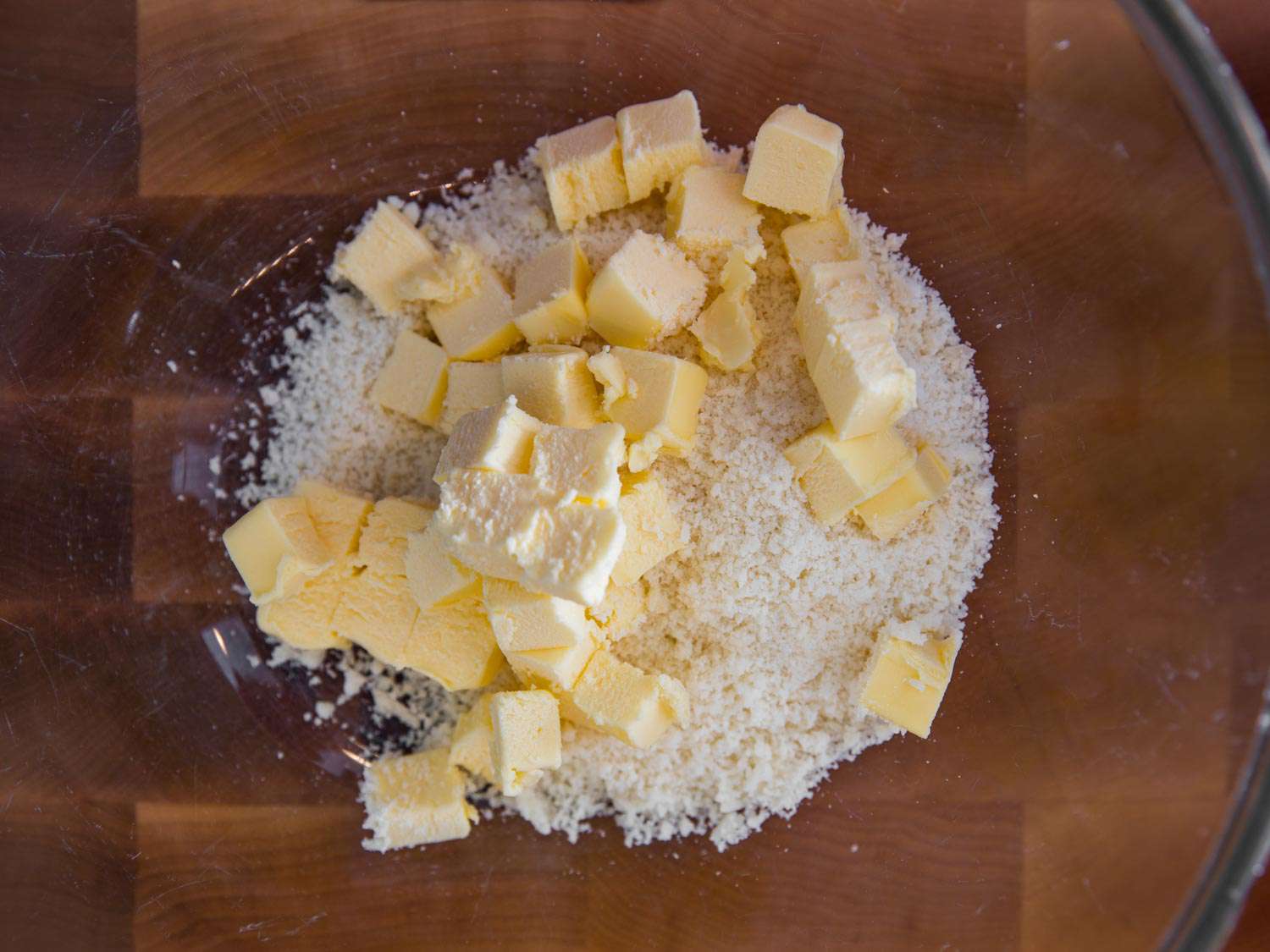 将黄油块与磨碎的帕尔玛干酪混合在木砧板上。gydF4y2Ba