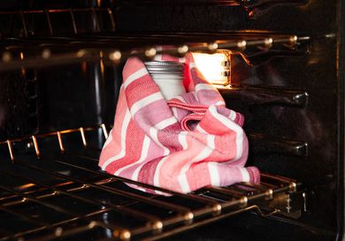 包装你的酸奶毛巾和设置在反感烤箱灯可以帮助保持它足够温暖。