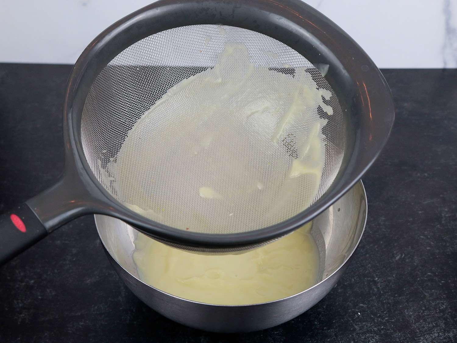 在滤网里的浓汤，混合后只剩下很少的物质