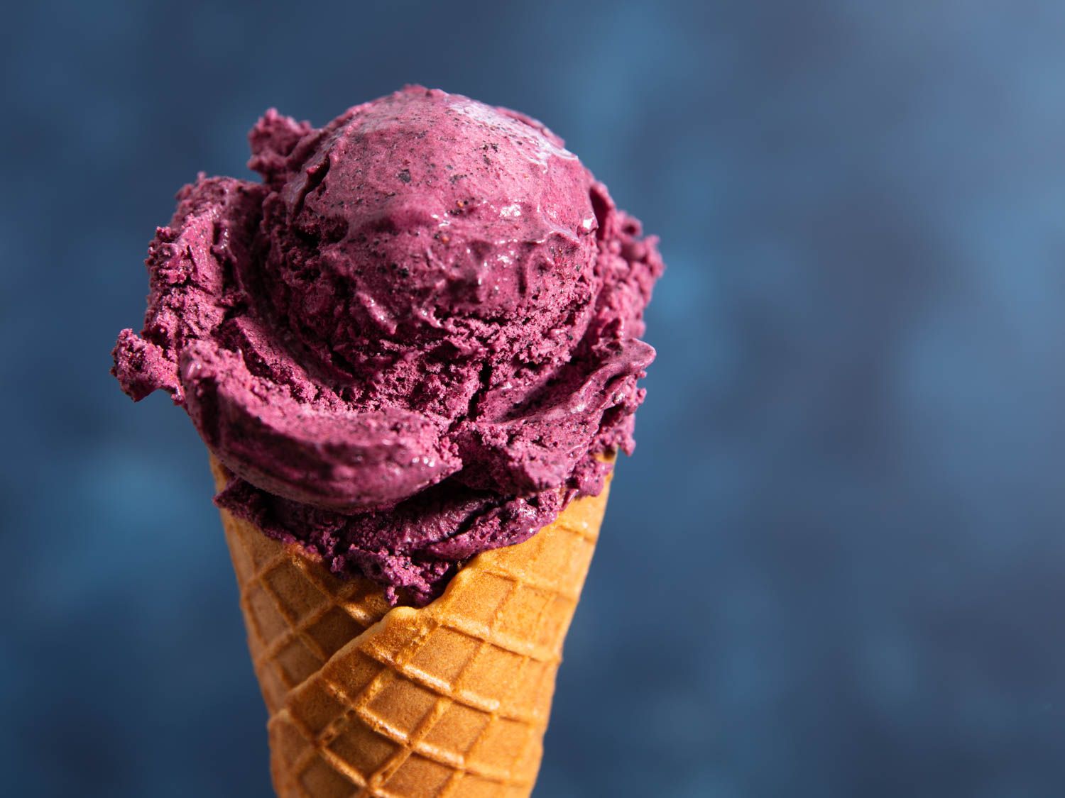 蓝莓华夫格锥no-churn冰淇淋。
