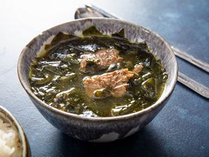 一碗韩国Miyeok-Guk,显示炖海带,大块的肉嫩,汤。