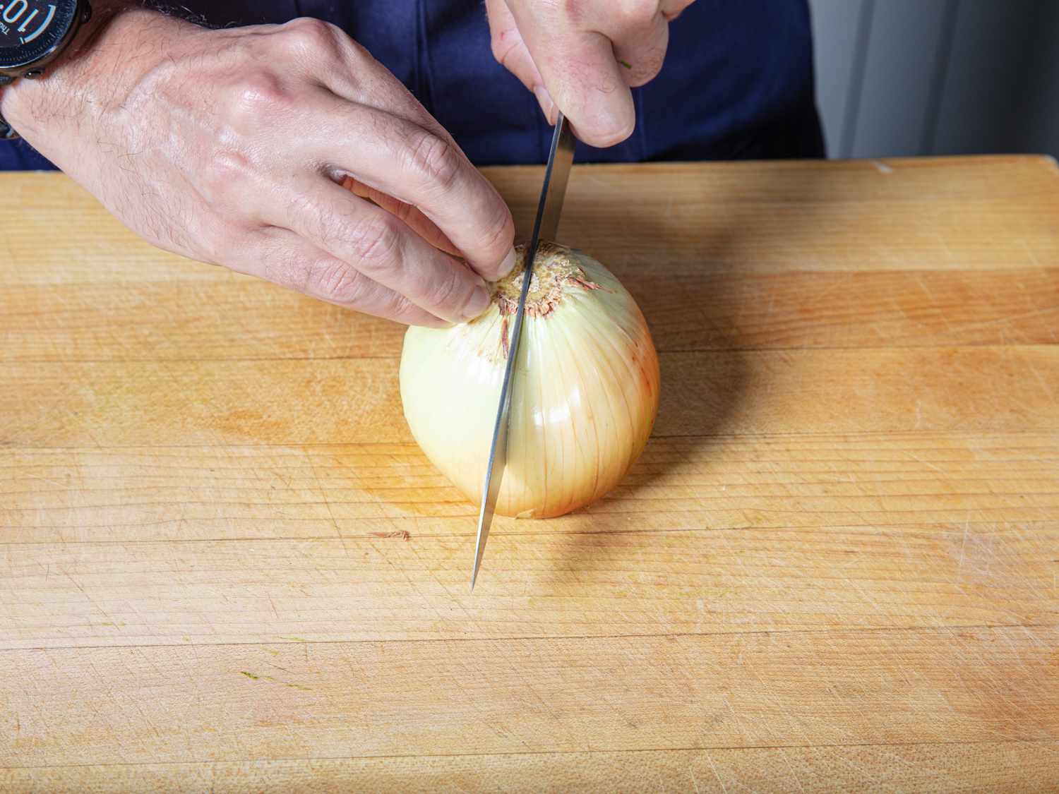 去皮切葱一半切成段。