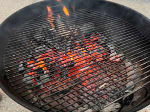 一个特写镜头看火红的木炭烤架