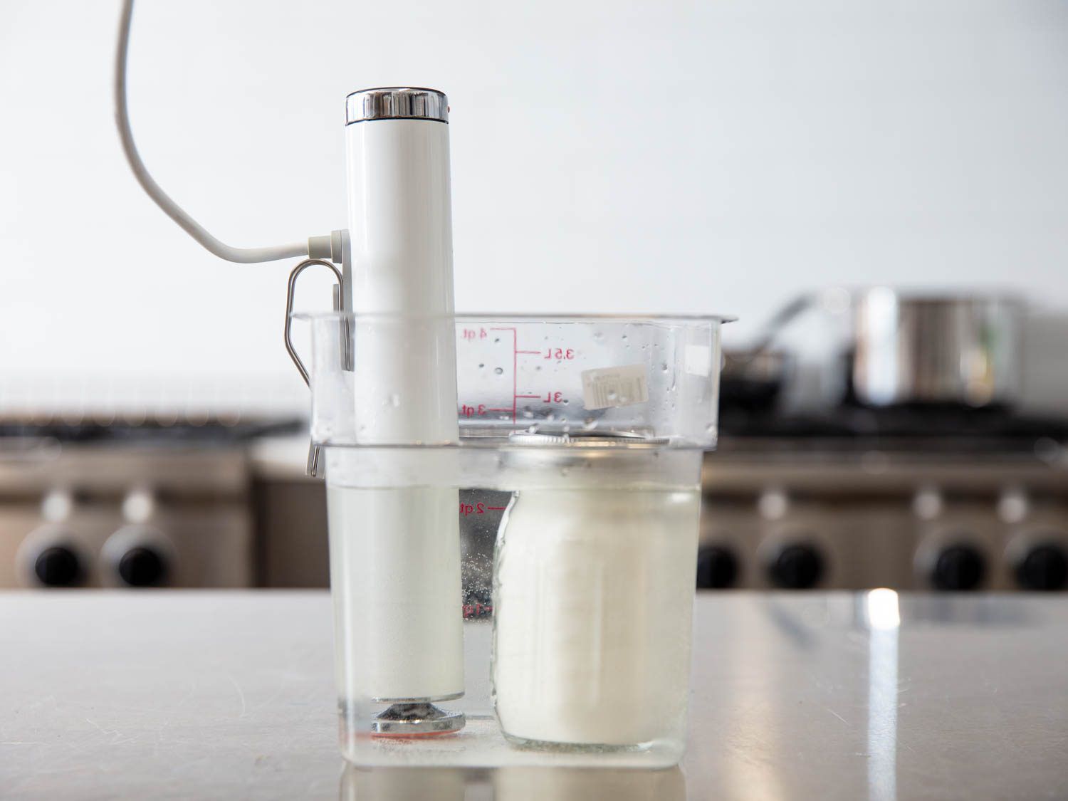 使用一个浸入式循环器孵化自制的酸奶。