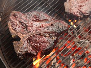 一个煮熟的热烤架上等腰肉牛排。