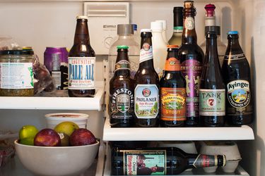七种不同的瓶啤酒在冰箱里。6都在面临的一个架子上的标签。