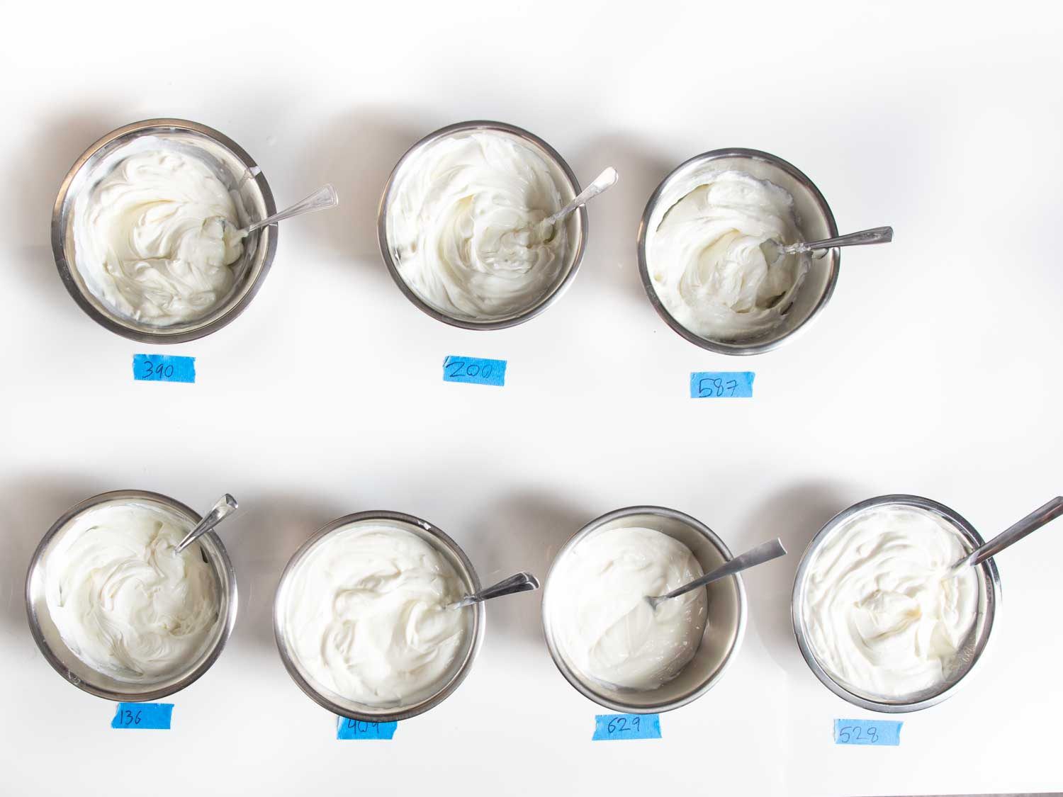 开销七菜的希腊酸奶的味道,每个用勺子困在里面,和一个蓝色标签放置在每一个编号
