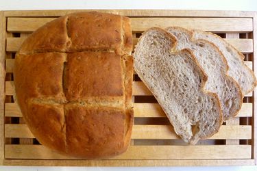 一块自制的面包放在木板上，旁边放着三片面包。gydF4y2Ba