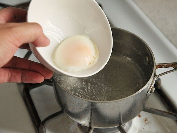 真空煮熟的荷包蛋在碗即将放在锅煨水。