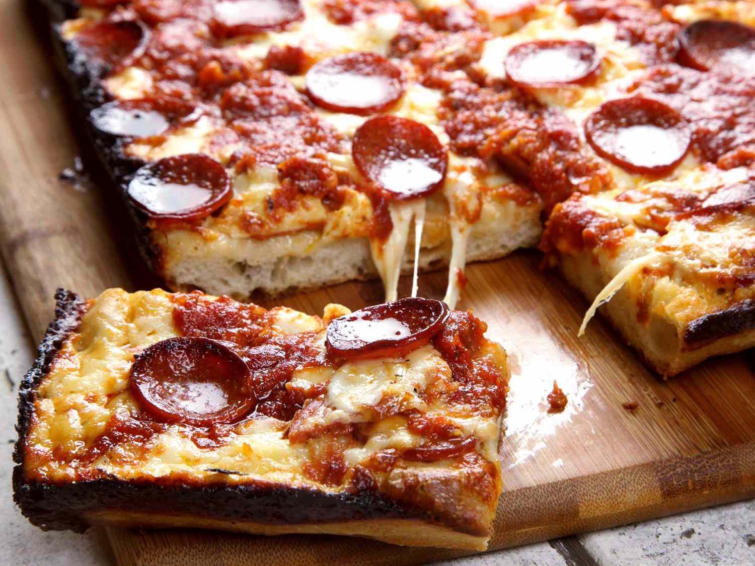 底特律风味的意大利辣香肠披萨放在砧板上gydF4y2Ba