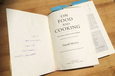 book-a-day-2-Harold-mcgee-on-food-and-cooking.jpg＂width=