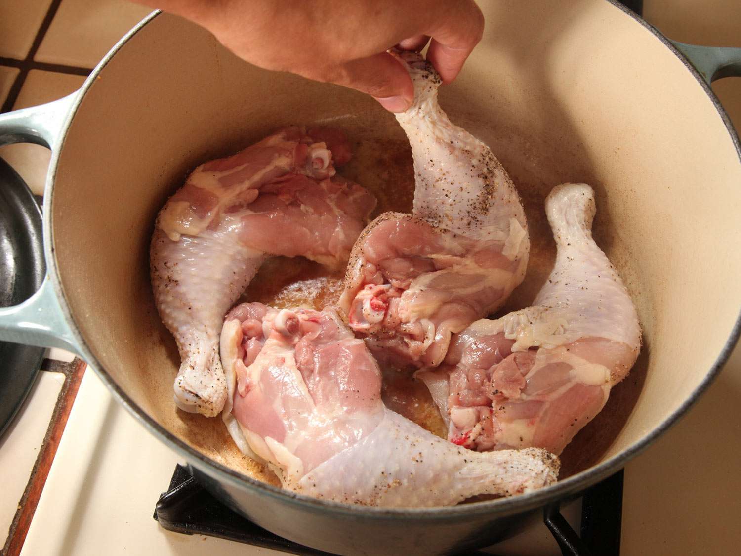 把整只鸡腿放在荷兰烤箱里烤成褐色，做成豆焖肉。