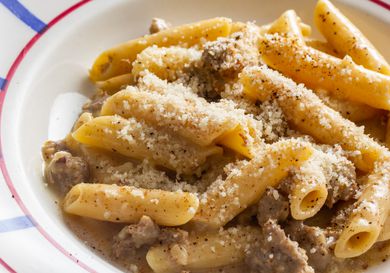 一碗意大利通心粉真主安拉norcina，或奶油意大利面香肠。