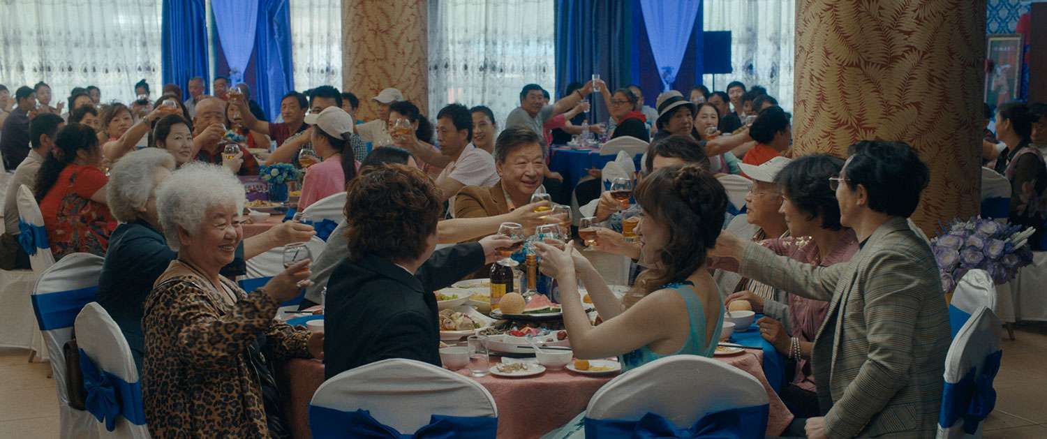 电影《永别了》中的宴会场景。