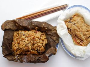 用许多叶子包裹的中国糯米。