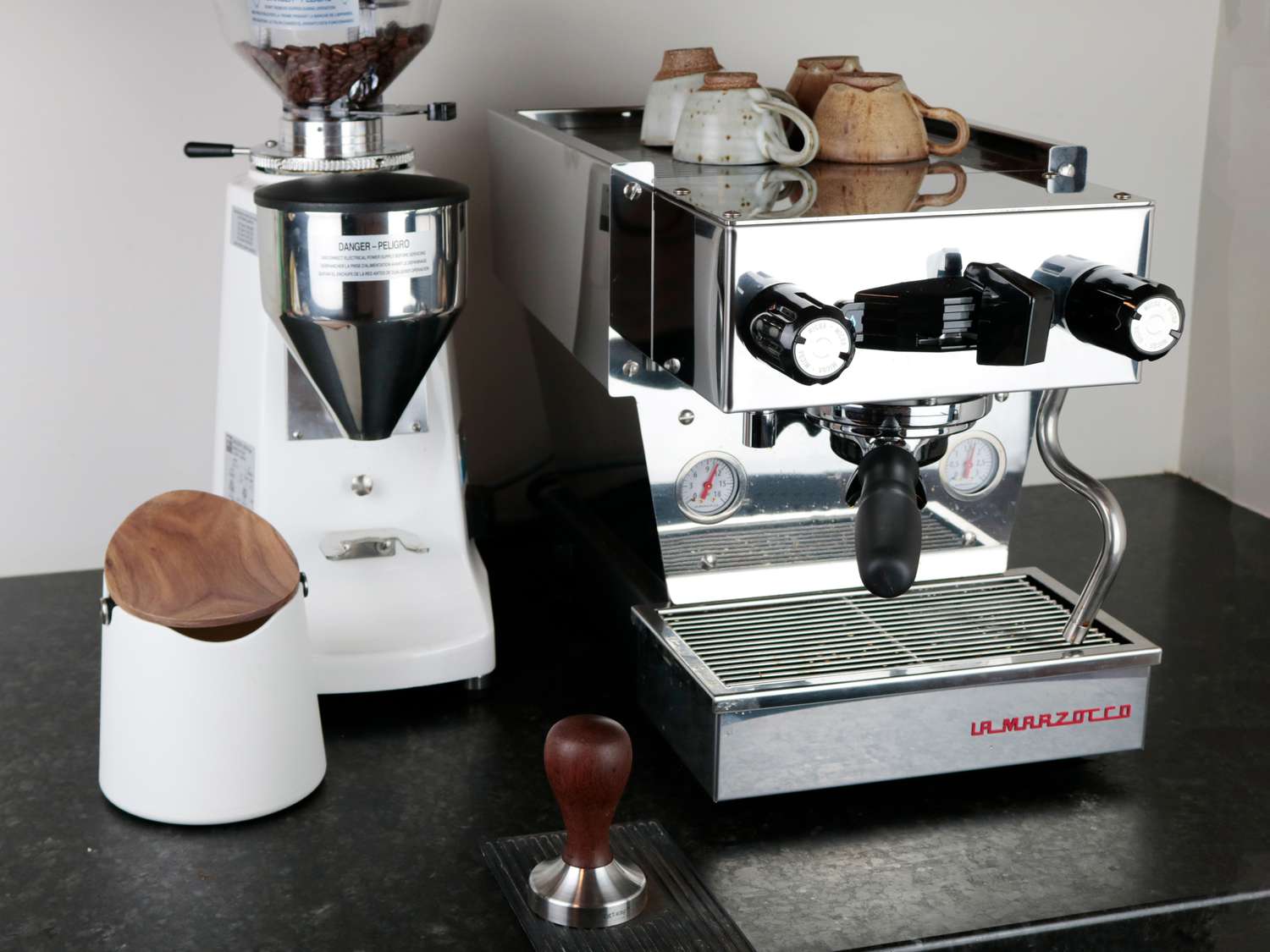 一个咖啡机和咖啡研磨机在黑暗的计数器
