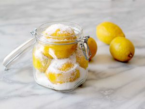 柠檬用盐分层保护的clamp-lid玻璃罐中