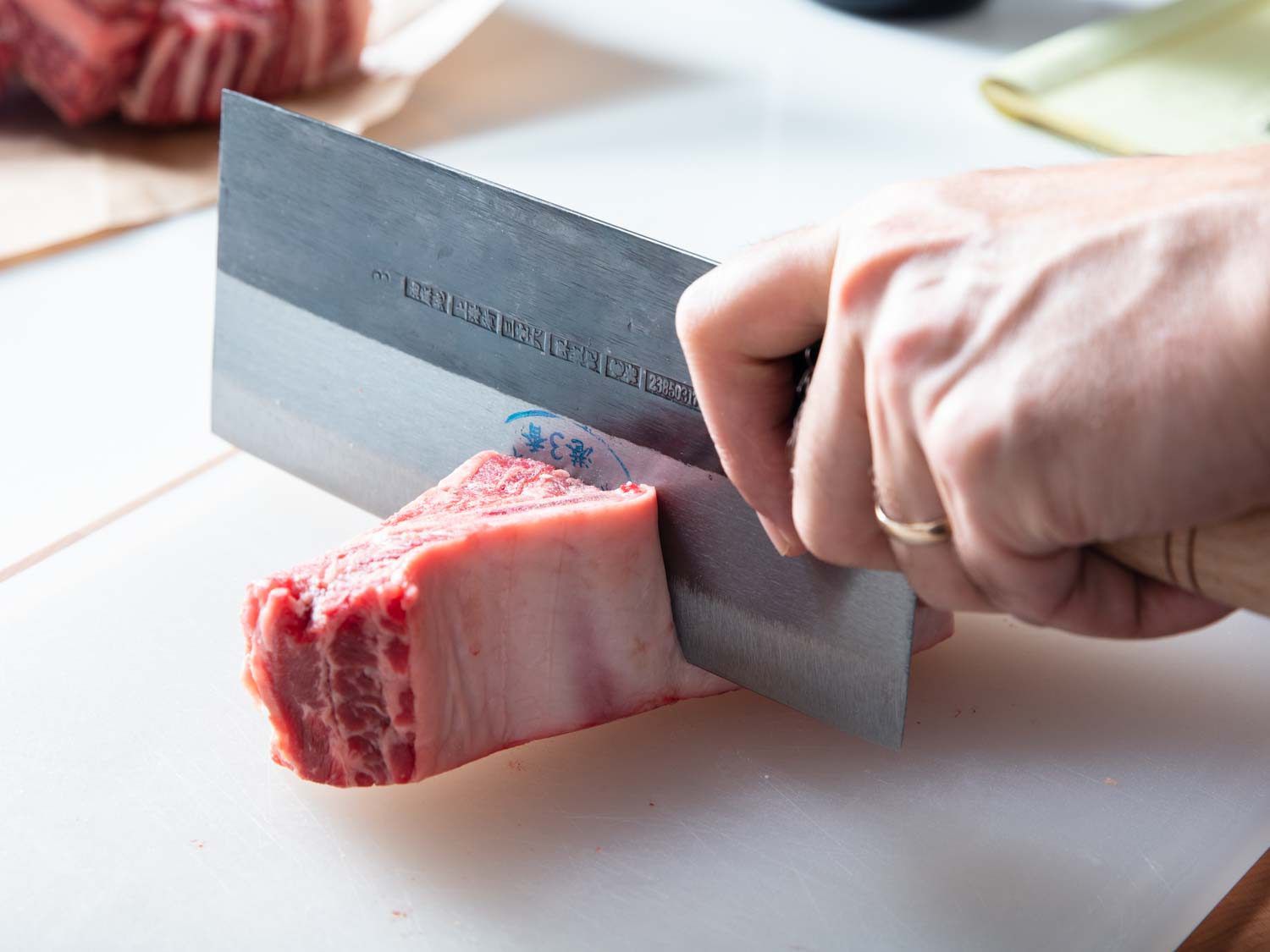 用切肉刀从骨头之间切开牛肉的短排骨